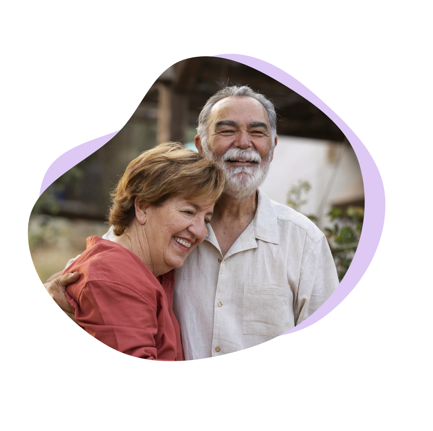 Eldre dame lager mat på kjøkkenet